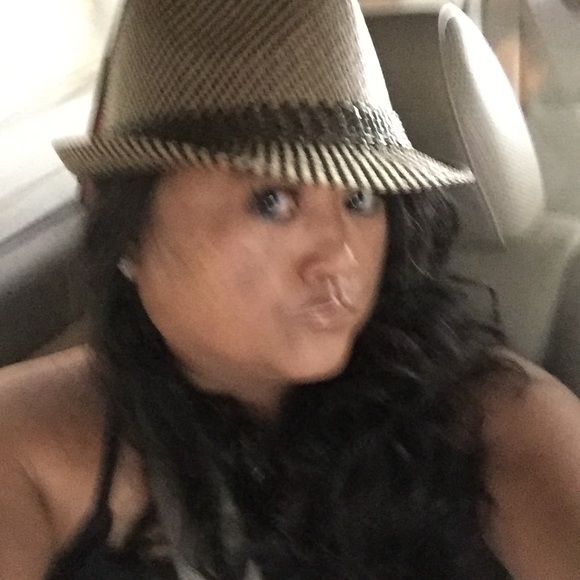 Meet your Posher, Happy Shopper - Picture 5 of 5